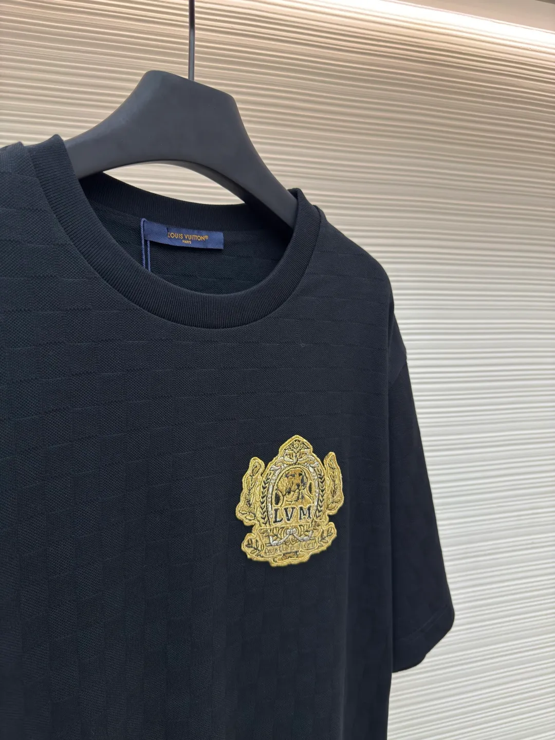 LOUIS VUITTON Golden Thread Puppy Chapter T-shirt ●Authentic product: Purchased and developed for 9750 ●Item number: 1680140-A35 ●Material: Pure cotton fabric ●Technology: Patch embroidery production ●Version: Fitted version ●Weight: about 340 grams ●Size: XS-S-M-L ●Description: Cotton short-sleeved T-shirt with golden dog Chapter embroidery patch. Inspired by dog ​​walkers in Westminster, this piqué cotton T-shirt features an embroidered logo in richly textured Der jacquard. The complex 1V Dog badge pattern pops up on the chest, adding a sophisticated touch to the year-end celebration look. . The overall wiring is straight and delicate, the fabric is comfortable and soft, and the color is consistent without color difference. It can be matched with the same style to create a fashionable look and control various occasions. Customized accessories, complete with three standards, same style for men and women!